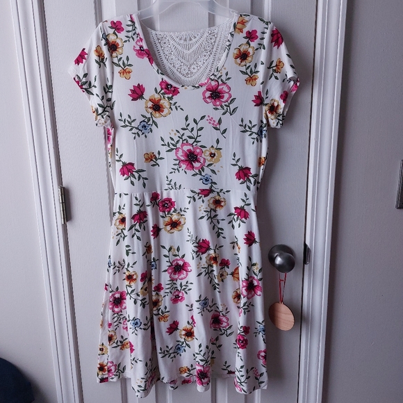 Bobbie Brooks Dresses & Skirts - Bobbie Brooks - White Floral Knee-Length Dress